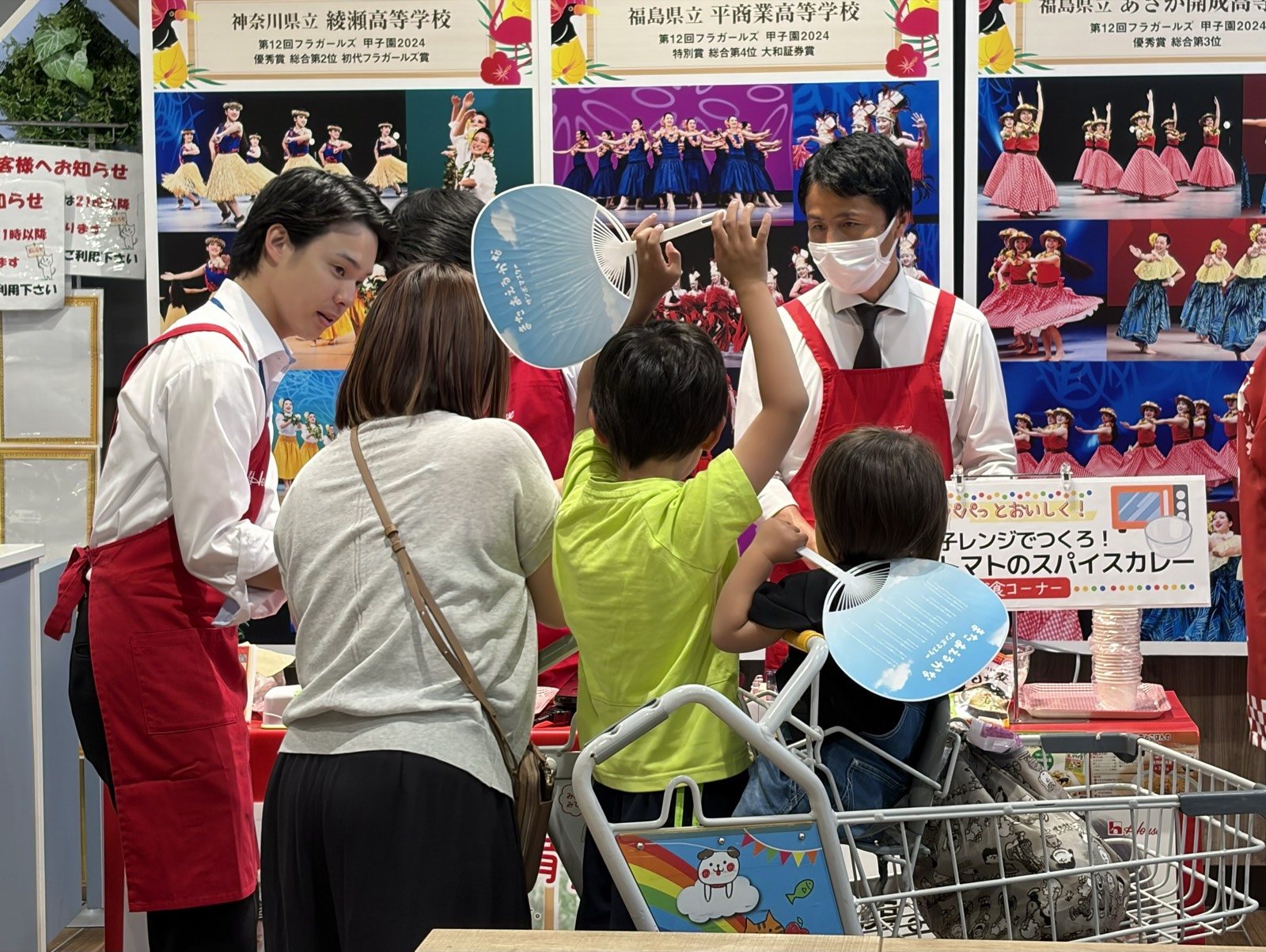 店頭イベントで買い物客へ取組を紹介する様子